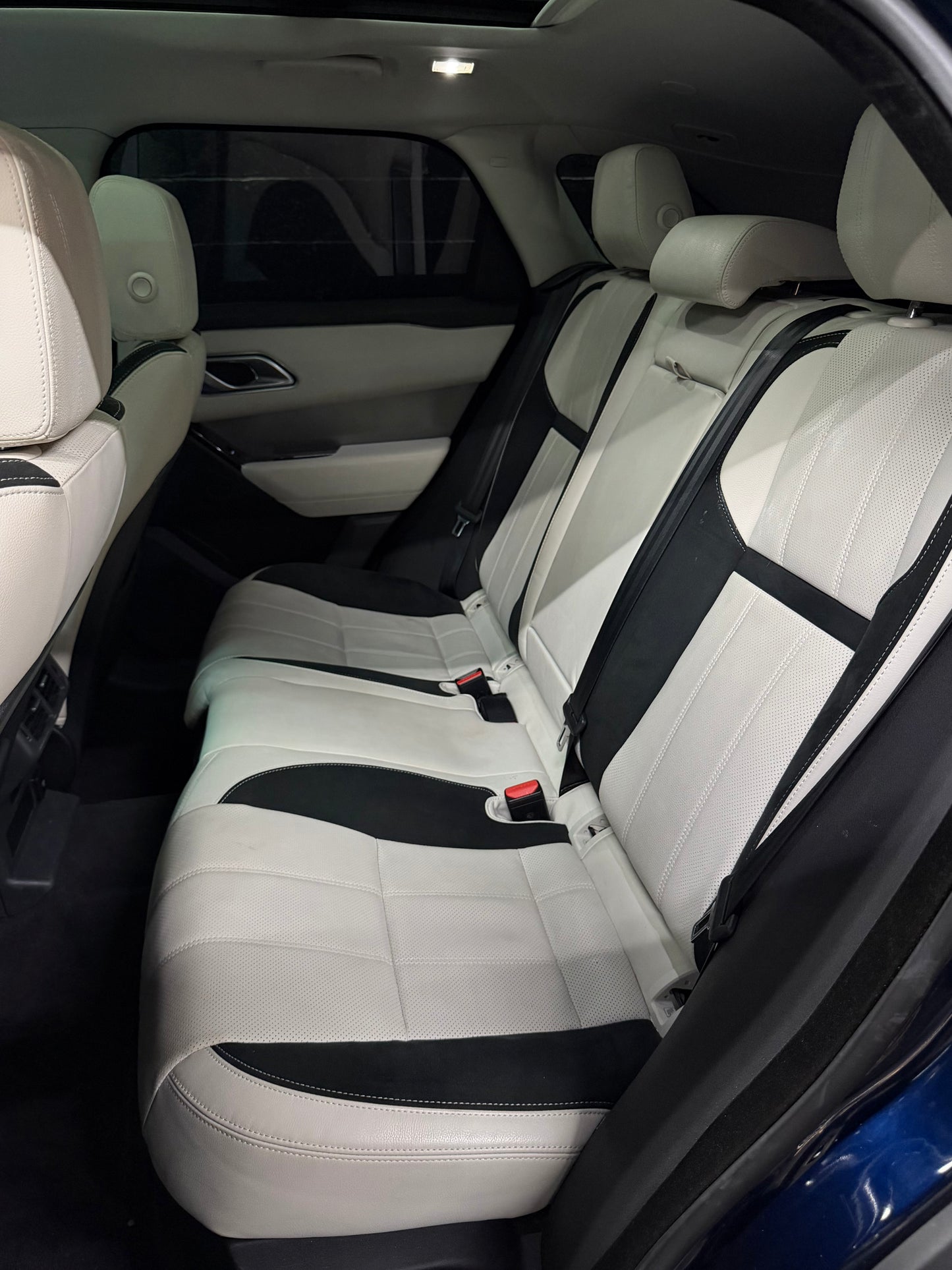 Range Rover Velar (Black)