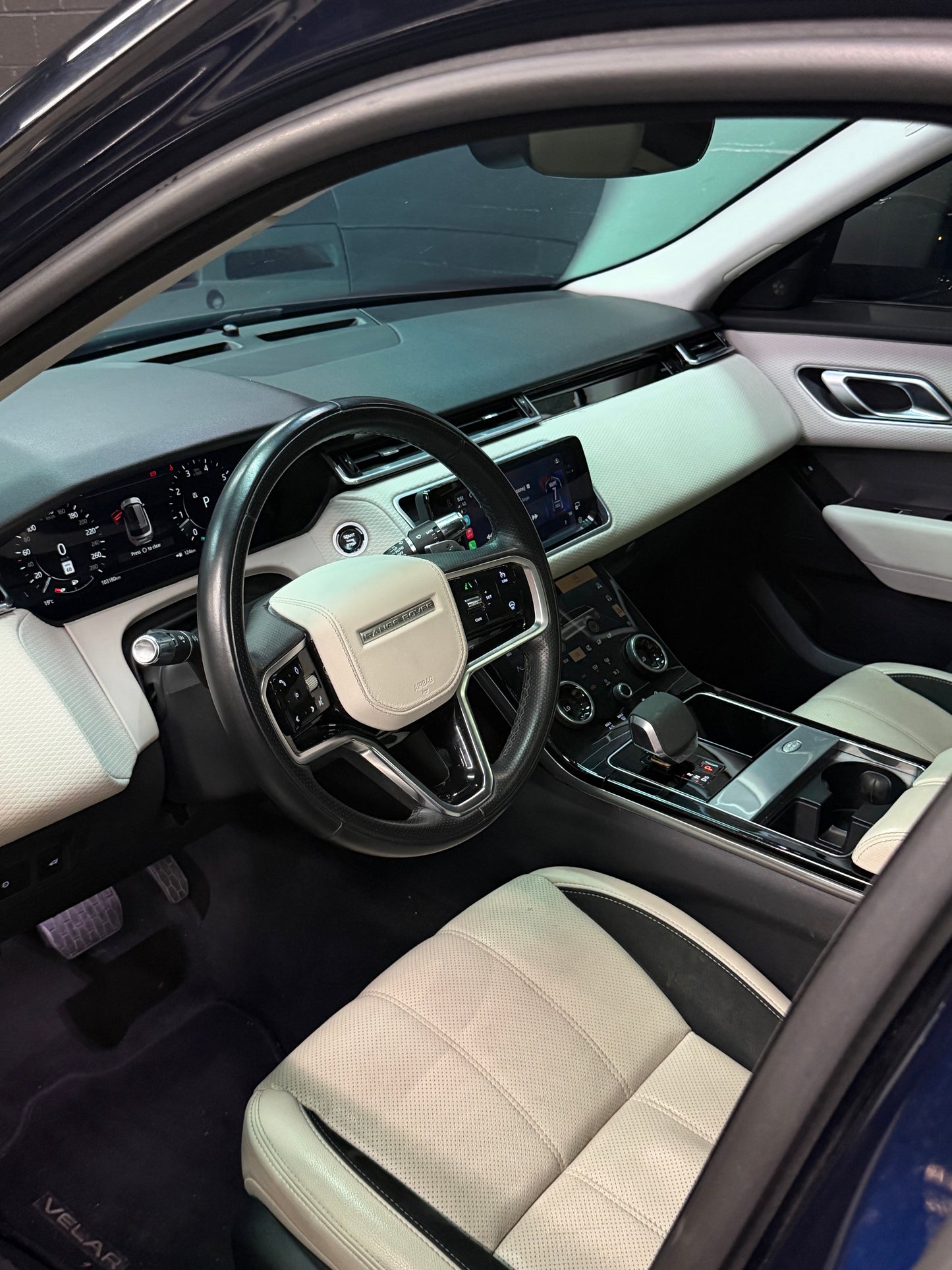 Range Rover Velar (Black)
